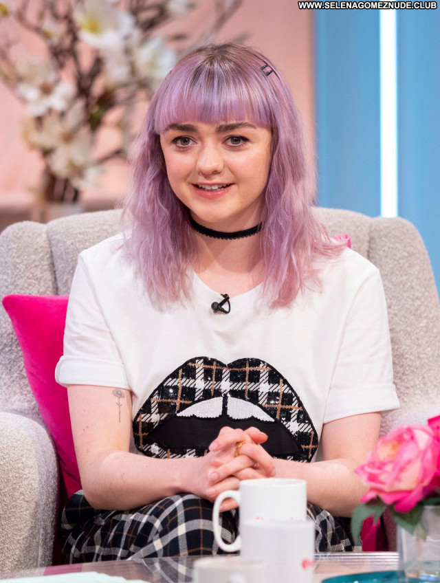 Maisie Williams No Source Beautiful Sexy Posing Hot Babe Celebrity