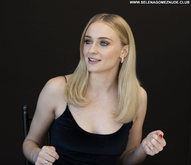 Sophie Turner No Source Posing Hot Celebrity Babe Beautiful Sexy
