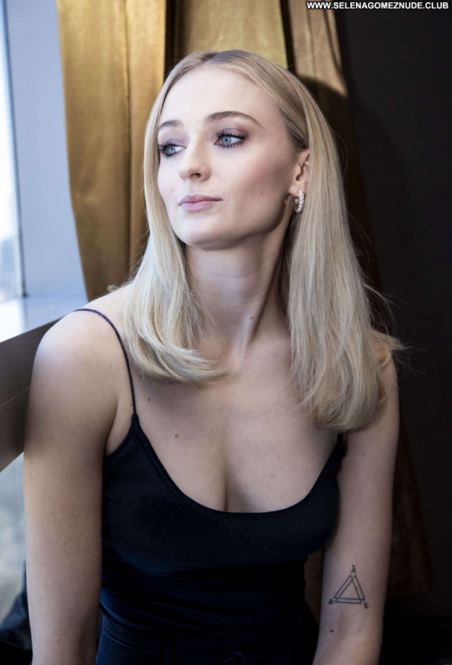 Sophie Turner No Source Posing Hot Babe Sexy Celebrity Beautiful
