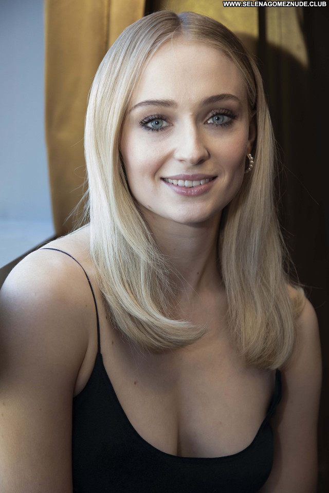 Sophie Turner No Source Babe Posing Hot Celebrity Beautiful Sexy