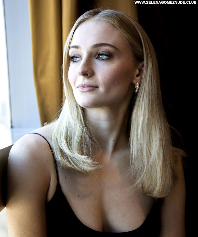 Sophie Turner No Source Sexy Beautiful Babe Posing Hot Celebrity