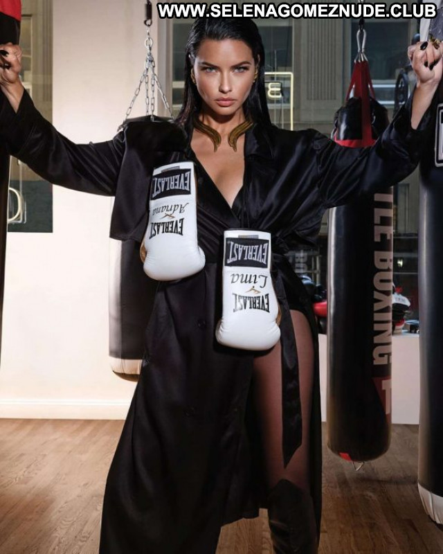 Adriana Lima No Source Posing Hot Babe Paparazzi Beautiful Celebrity