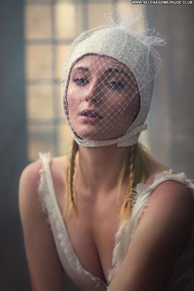 Sophie Turner No Source Posing Hot Beautiful Celebrity Babe Sexy