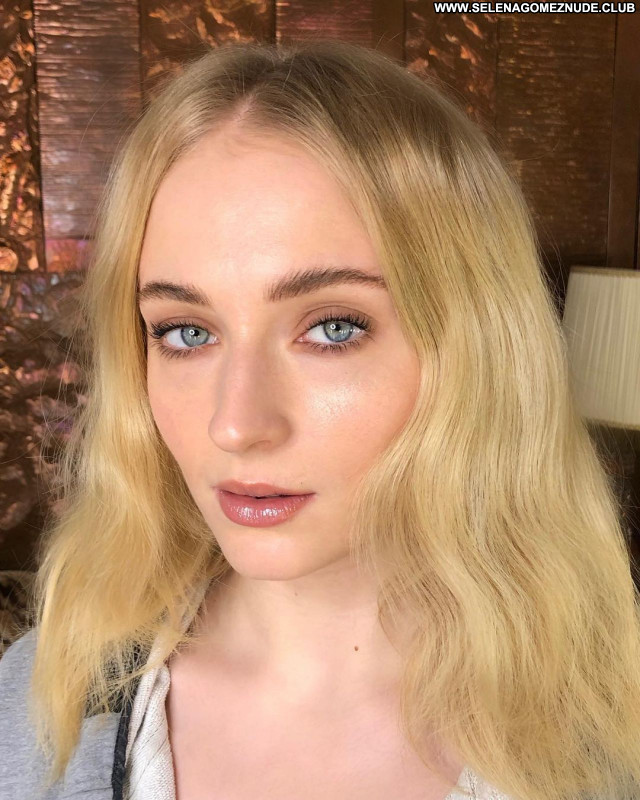 Sophie Turner No Source  Beautiful Babe Sexy Posing Hot Celebrity