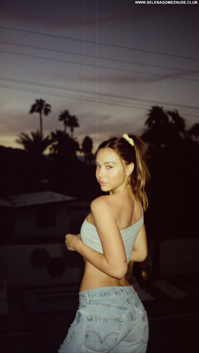 Alexis Ren No Source Sexy Beautiful Babe Posing Hot Celebrity