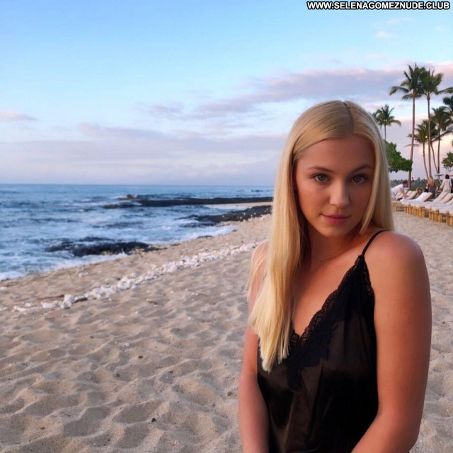 Ava Sambora No Source Posing Hot Celebrity Sexy Babe Beautiful