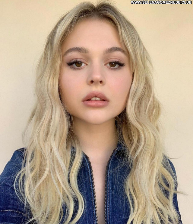 Emily Alyn No Source  Sexy Posing Hot Babe Celebrity Beautiful