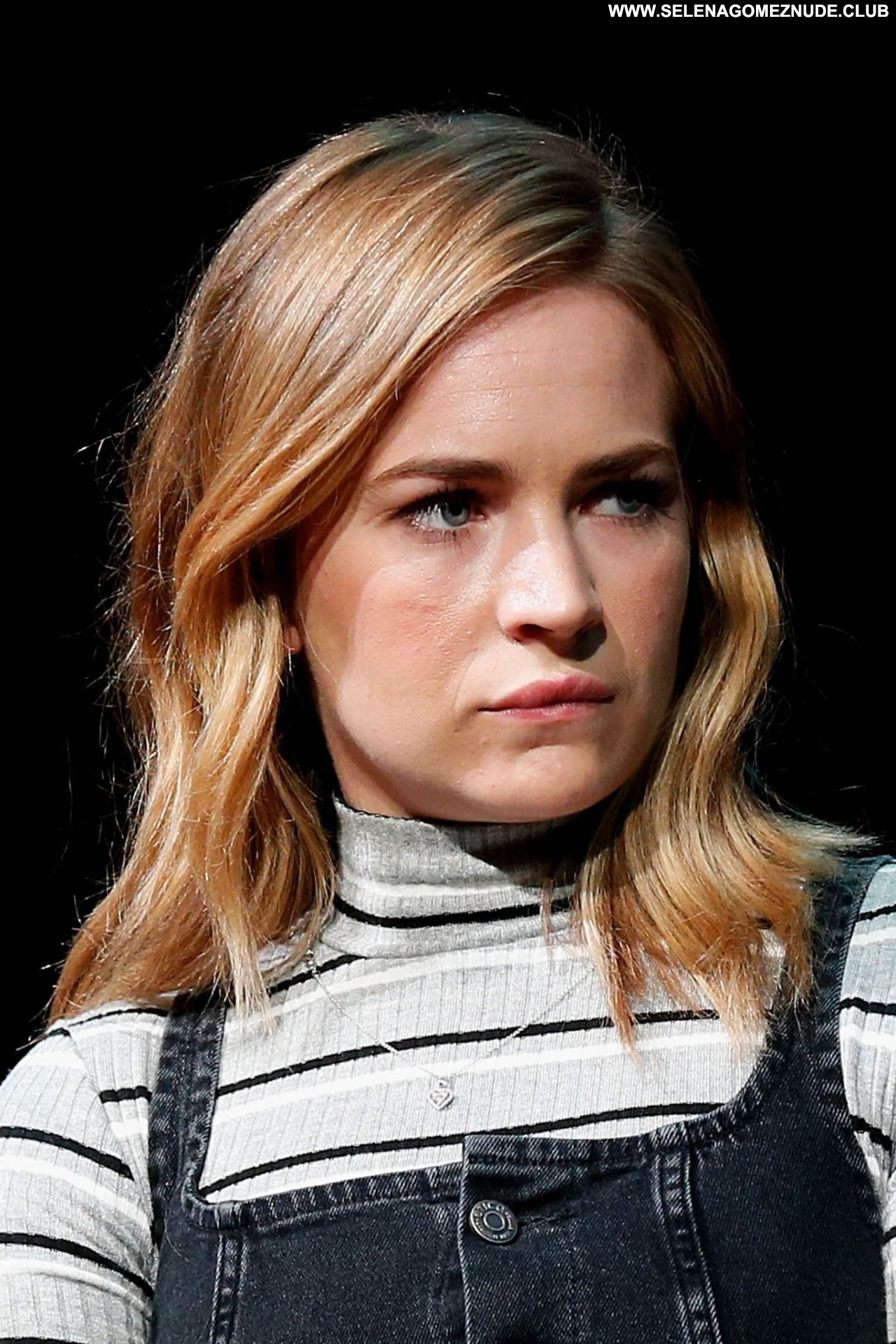 Britt robertson hot photos