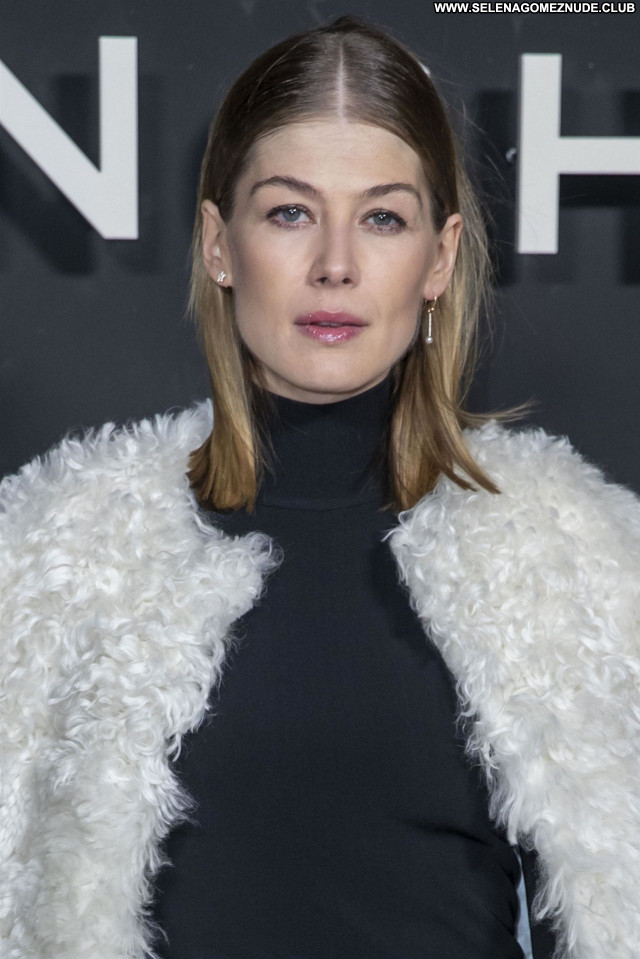 Rosamund Pike No Source Posing Hot Beautiful Babe Celebrity Sexy