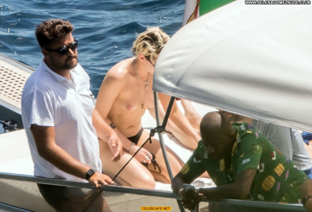 Kristen Stewart No Source Toples Yacht Beautiful Topless Babe Posing