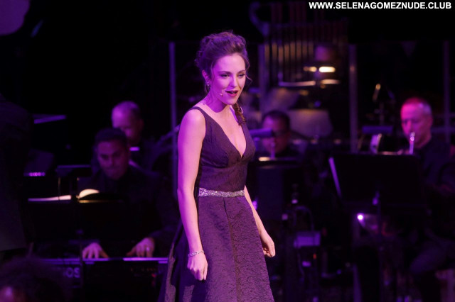 Laura Osnes. 