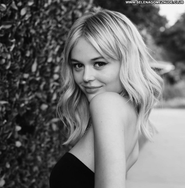 Emily Alyn No Source Posing Hot Babe Beautiful Sexy Celebrity
