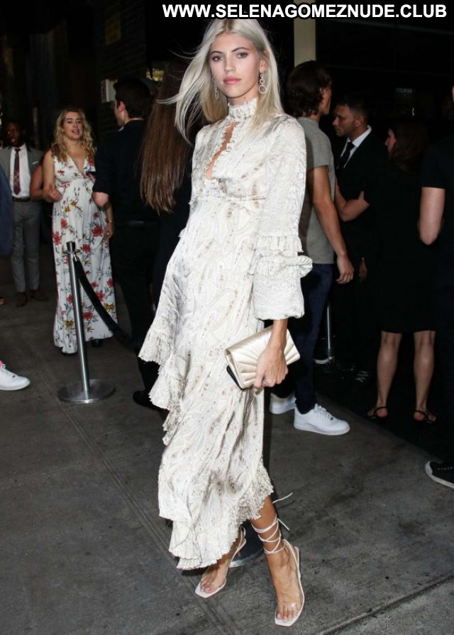 Devon Windsor No Source Celebrity Beautiful Paparazzi Posing Hot Babe