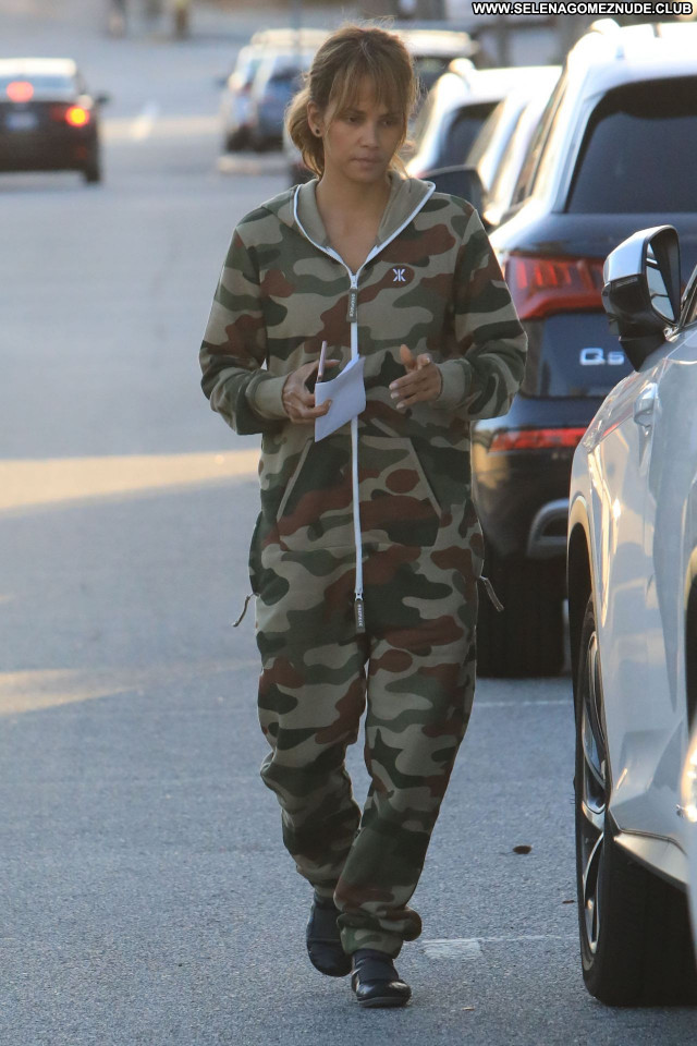 Halle Berry No Source Sexy Beautiful Babe Celebrity Posing Hot