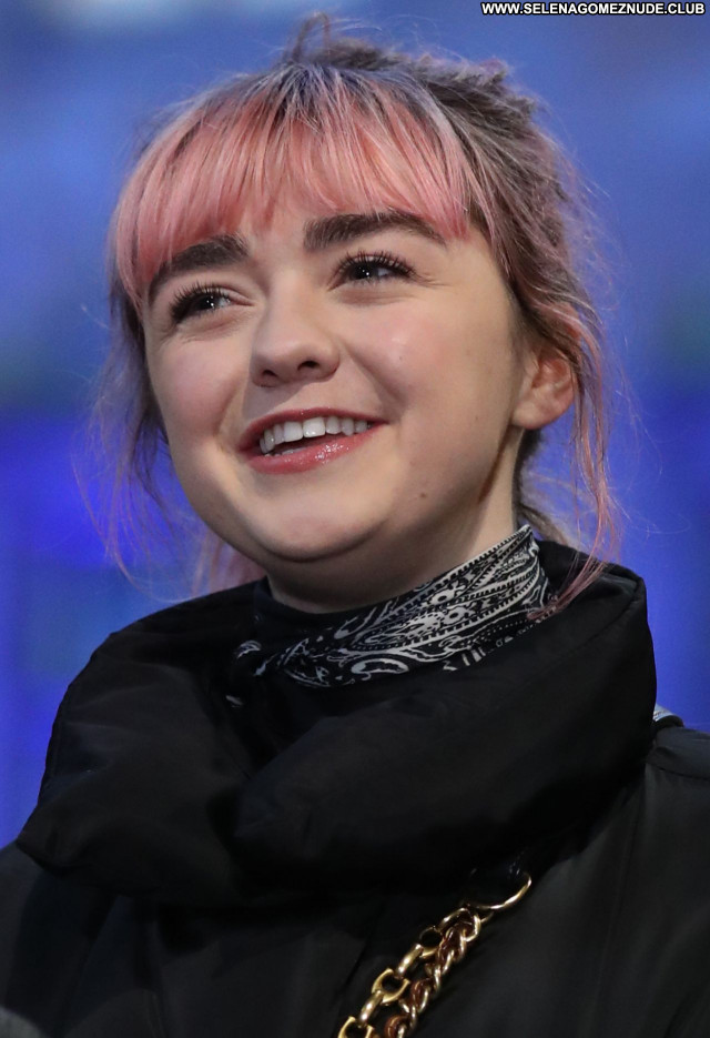 Maisie Williams No Source Posing Hot Celebrity Beautiful Sexy Babe