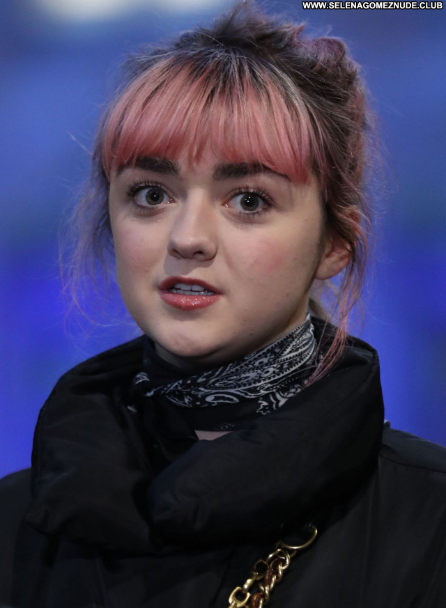 Maisie Williams No Source  Babe Sexy Beautiful Posing Hot Celebrity