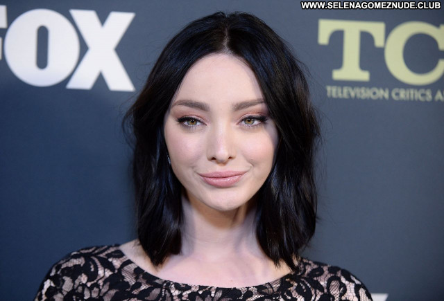 Emma Dumont No Source Sexy Celebrity Beautiful Babe Posing Hot