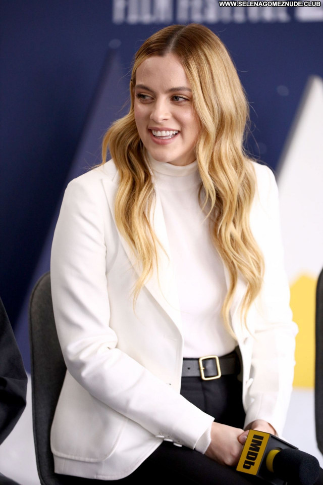 Riley Keough No Source Sexy Beautiful Celebrity Babe Posing Hot