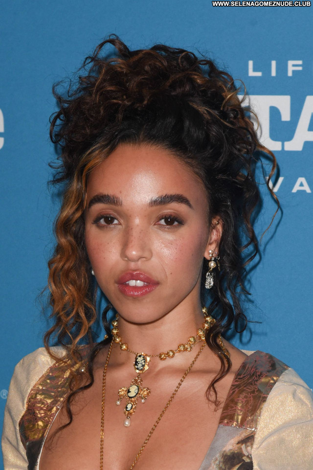 Fka Twigs No Source  Beautiful Babe Posing Hot Sexy Celebrity