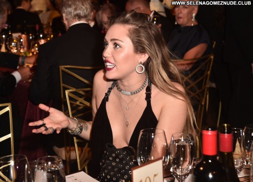 Miley Cyrus Sexy Celebrity Posing Hot Babe Straight Beautiful