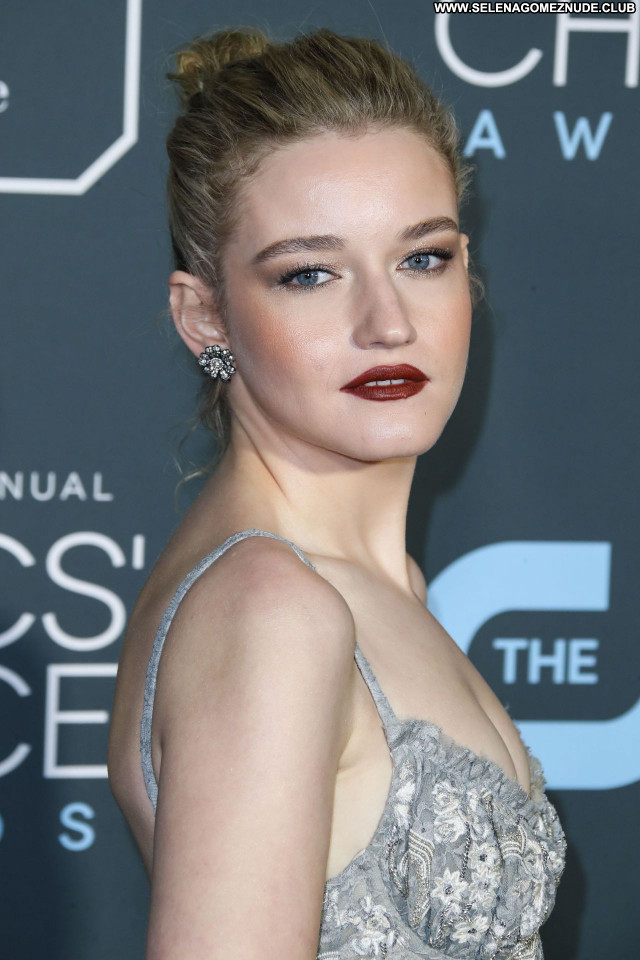 Julia Garner No Source Posing Hot Babe Beautiful Sexy Celebrity