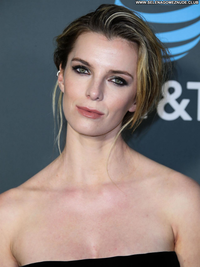 Betty Gilpin No Source  Posing Hot Sexy Babe Beautiful Celebrity