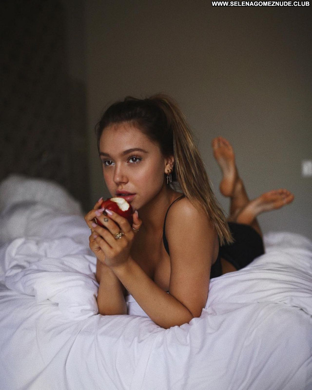 Alexis Ren No Source Babe Beautiful Sexy Celebrity Posing Hot