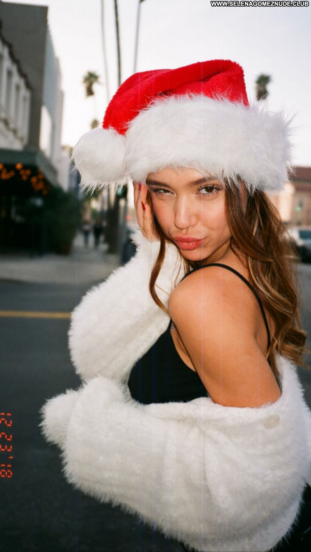 Alexis Ren No Source Posing Hot Beautiful Celebrity Babe Sexy