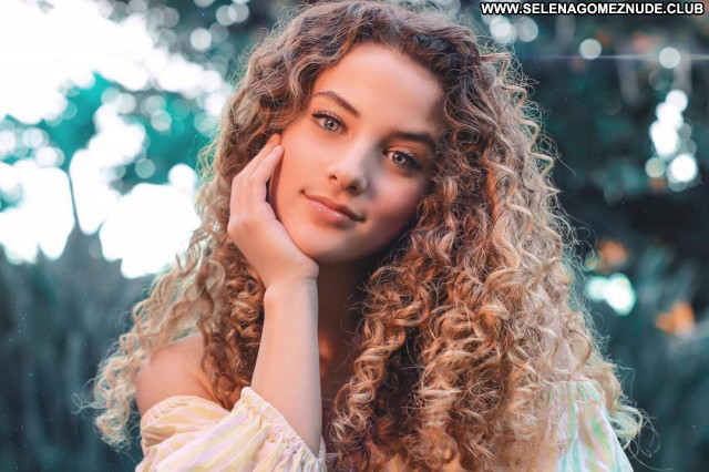 Sofie Dossi No Source  Posing Hot Celebrity Sexy Babe Beautiful