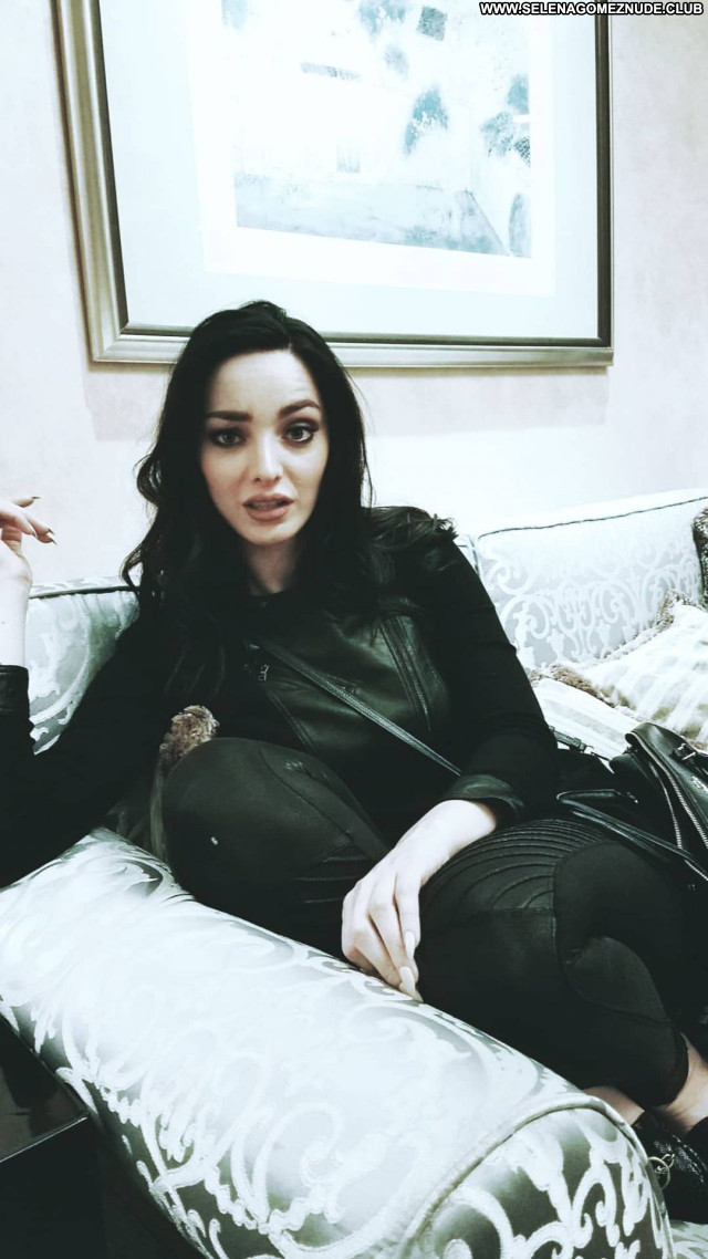 Emma Dumont No Source Beautiful Celebrity Sexy Babe Posing Hot