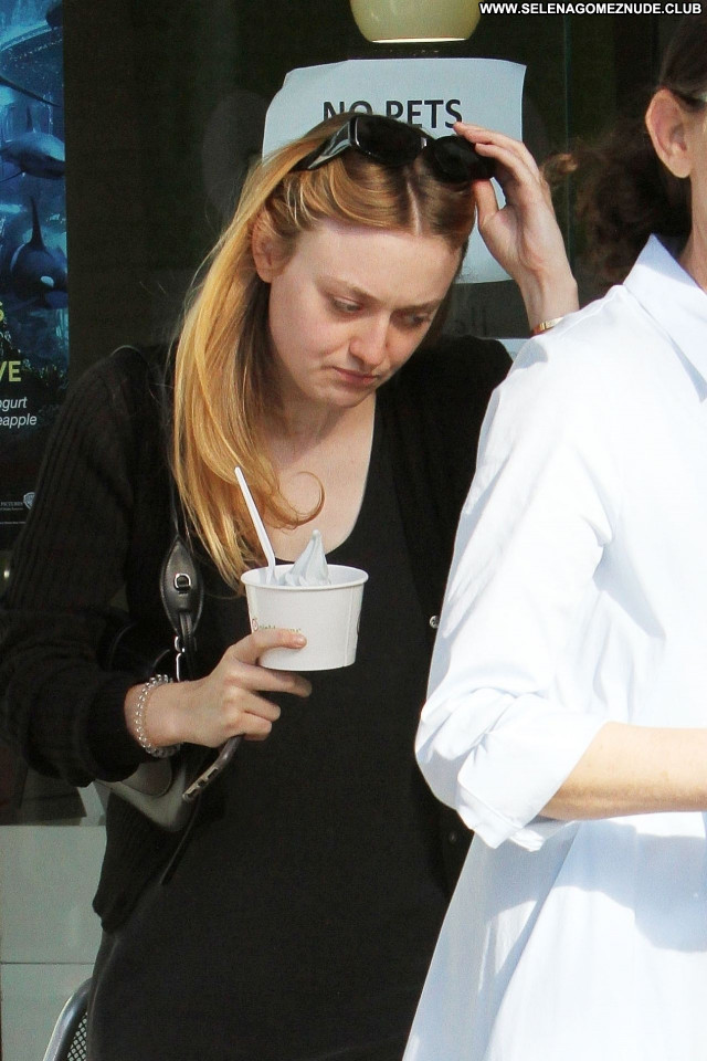 Dakota Fanning No Source Sexy Babe Celebrity Posing Hot Beautiful