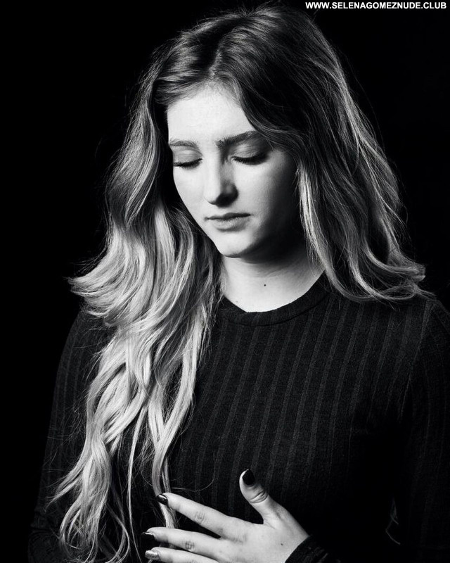 Willow Shields No Source  Beautiful Posing Hot Sexy Celebrity Babe