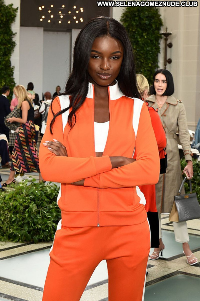Leomie Anderson No Source  Posing Hot Babe Celebrity Beautiful Sexy