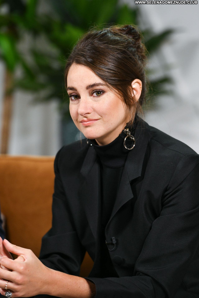 Shailene Woodley No Source Sexy Beautiful Posing Hot Celebrity Babe