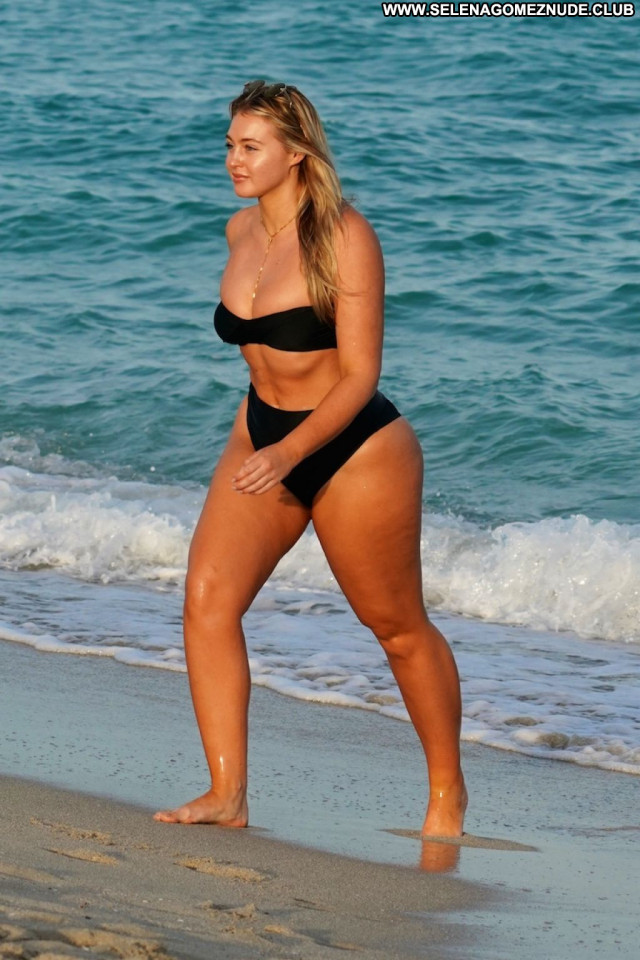 Iskra Lawrence No Source Posing Hot Celebrity Beautiful Babe Sexy