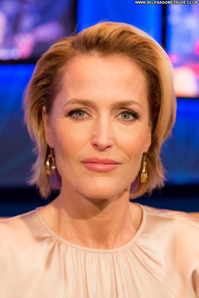 Gillian Anderson No Source Posing Hot Beautiful Celebrity Sexy Babe