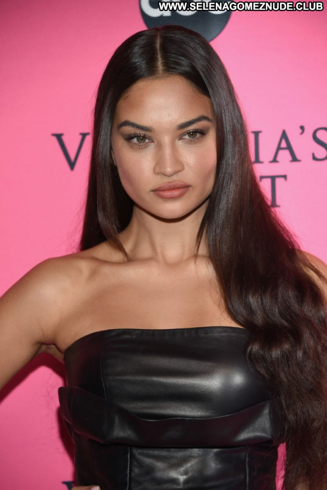 Shanina Shaik No Source Posing Hot Babe Sexy Celebrity Beautiful