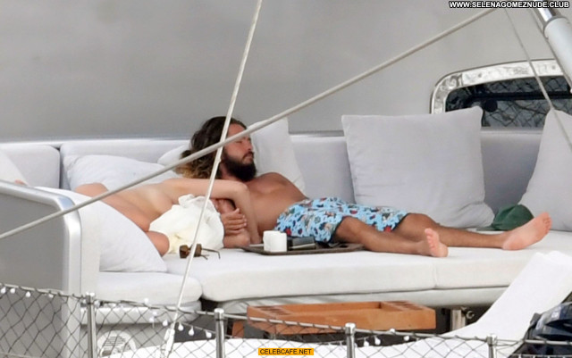 Heidi Klum No Source Posing Hot Toples Babe Celebrity Yacht Topless