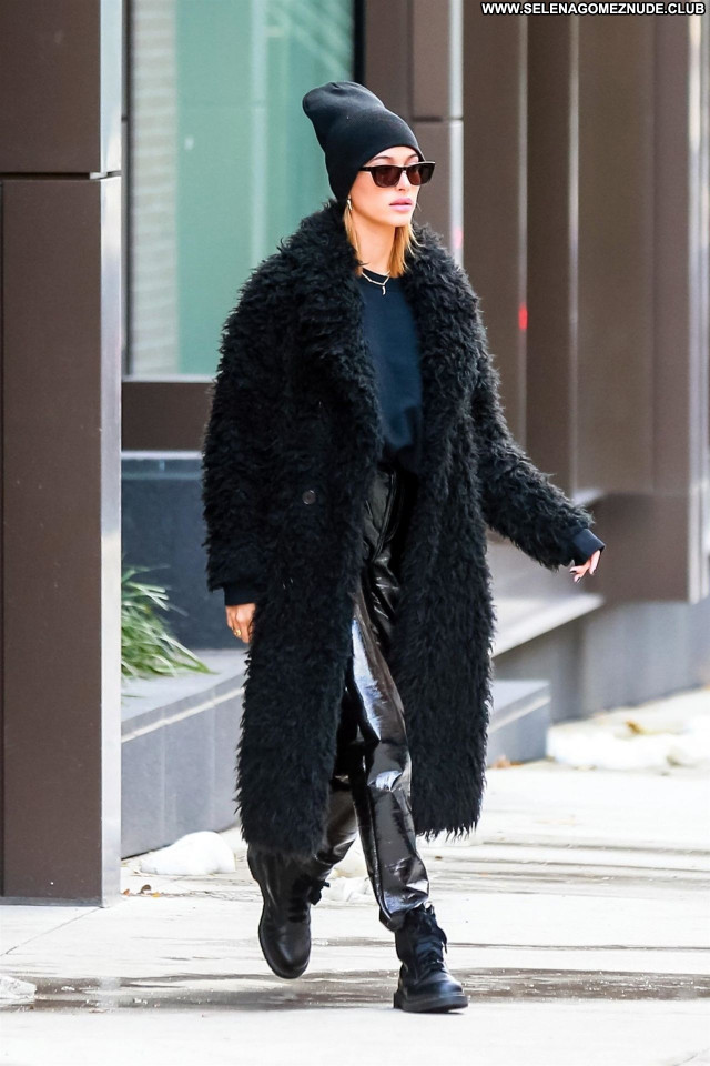 Hailey Bieber No Source  Posing Hot Sexy Celebrity Beautiful Babe
