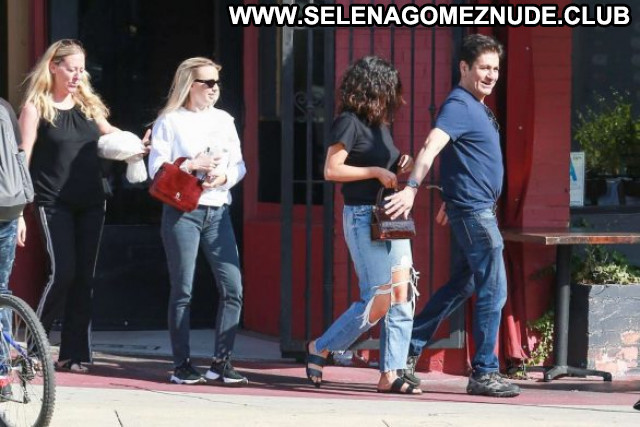 Selena Gome No Source Posing Hot Celebrity Paparazzi Babe Beautiful
