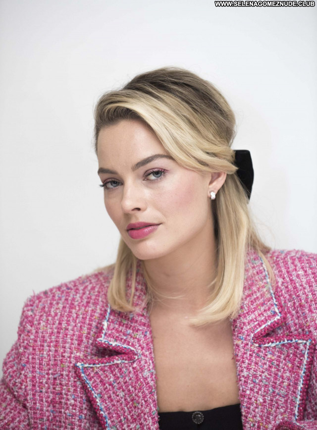 Margot Robbie No Source  Posing Hot Celebrity Sexy Babe Beautiful