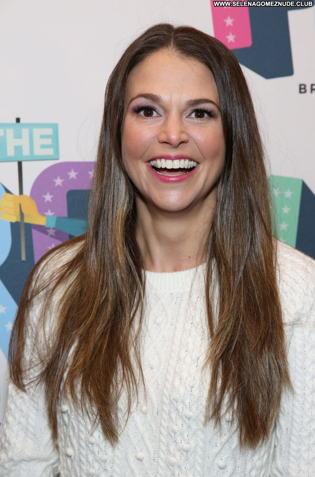 Sutton Foster No Source Posing Hot Babe Beautiful Celebrity Sexy