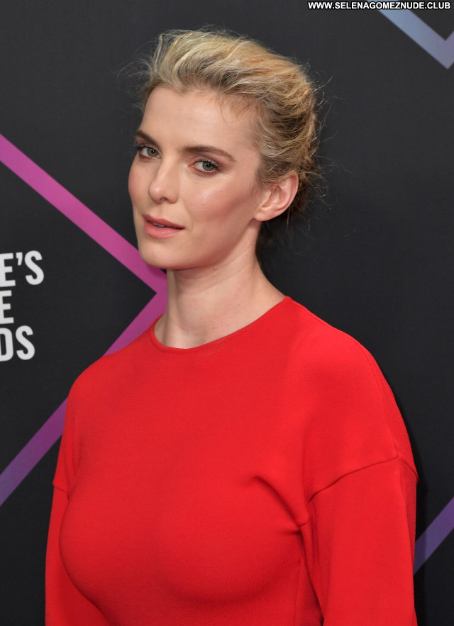 Betty Gilpin No Source Sexy Beautiful Babe Celebrity Posing Hot