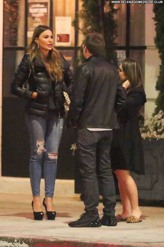 Sofia Vergara No Source  Beautiful Posing Hot Babe Celebrity Sexy