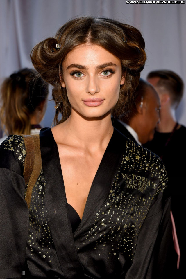 Taylor Hill No Source  Posing Hot Babe Celebrity Beautiful Sexy