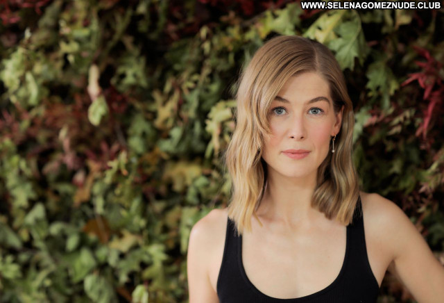 Rosamund Pike No Source Posing Hot Beautiful Celebrity Babe Sexy