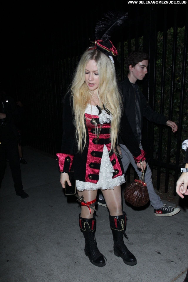 Avril Lavigne No Source  Sexy Beautiful Babe Posing Hot Celebrity