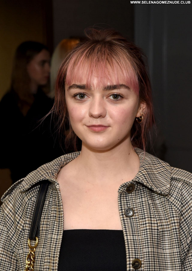 Maisie Williams No Source Posing Hot Beautiful Sexy Babe Celebrity