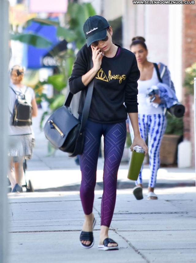 Sarah Hyland No Source Sexy Celebrity Posing Hot Babe Beautiful