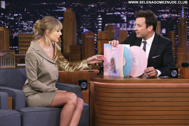 Taylor Swift No Source Posing Hot Babe Sexy Beautiful Celebrity